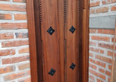 Puerta de madera solida rustica con metal en forja