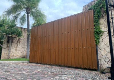 Porton de madera solida estilo clasico 5m X 8m en Zapopan, Jalisco